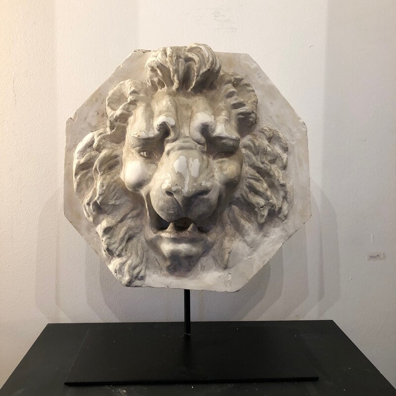 bas-reliëf of a lion’s head in plaster