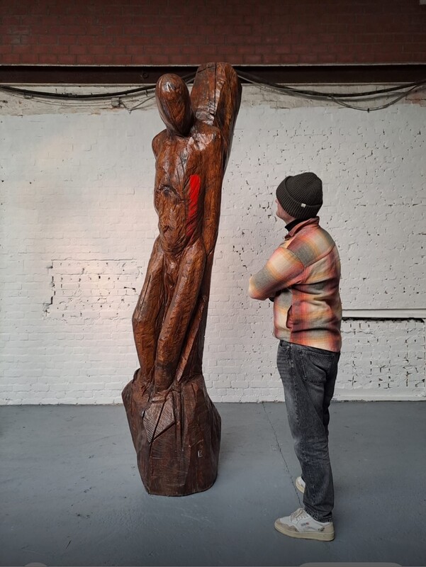 chestnut wood statue from the workshop of the Belgian sculptor Roland LAVIANNE (1948-2022)